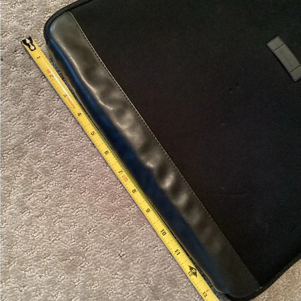 Shoreline padded laptop sleeve,zipper close,inside pocket, elastic to secure
